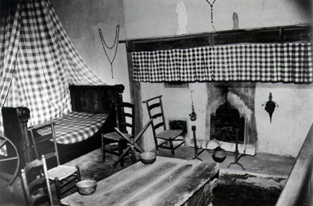 Photo de la Chambre à Bartrès où il est possible que Bernadette ait habité. On y voit le lit et la grande cheminée de campagne.