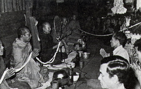 Cérémonie funéraire bouddhique. Le long ruban blanc signifie le chemin que l'âme doit parcourir après la mort, soutenue par les prières des siens. Ces deux photographies ont été prises au Laos par Madame Michèle Guy, depuis que ces régions sont communistes.